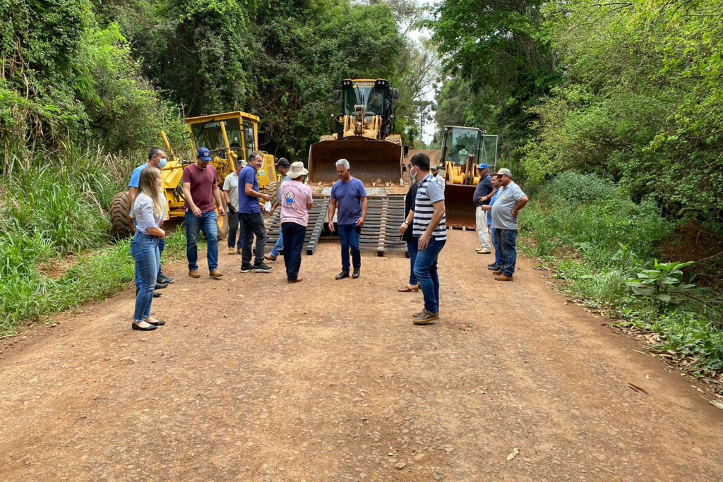Prefeita Viviane acompanha início dos trabalhos de readequação da Estrada Rural da Linha Cristópolis e Linha Gaúcha